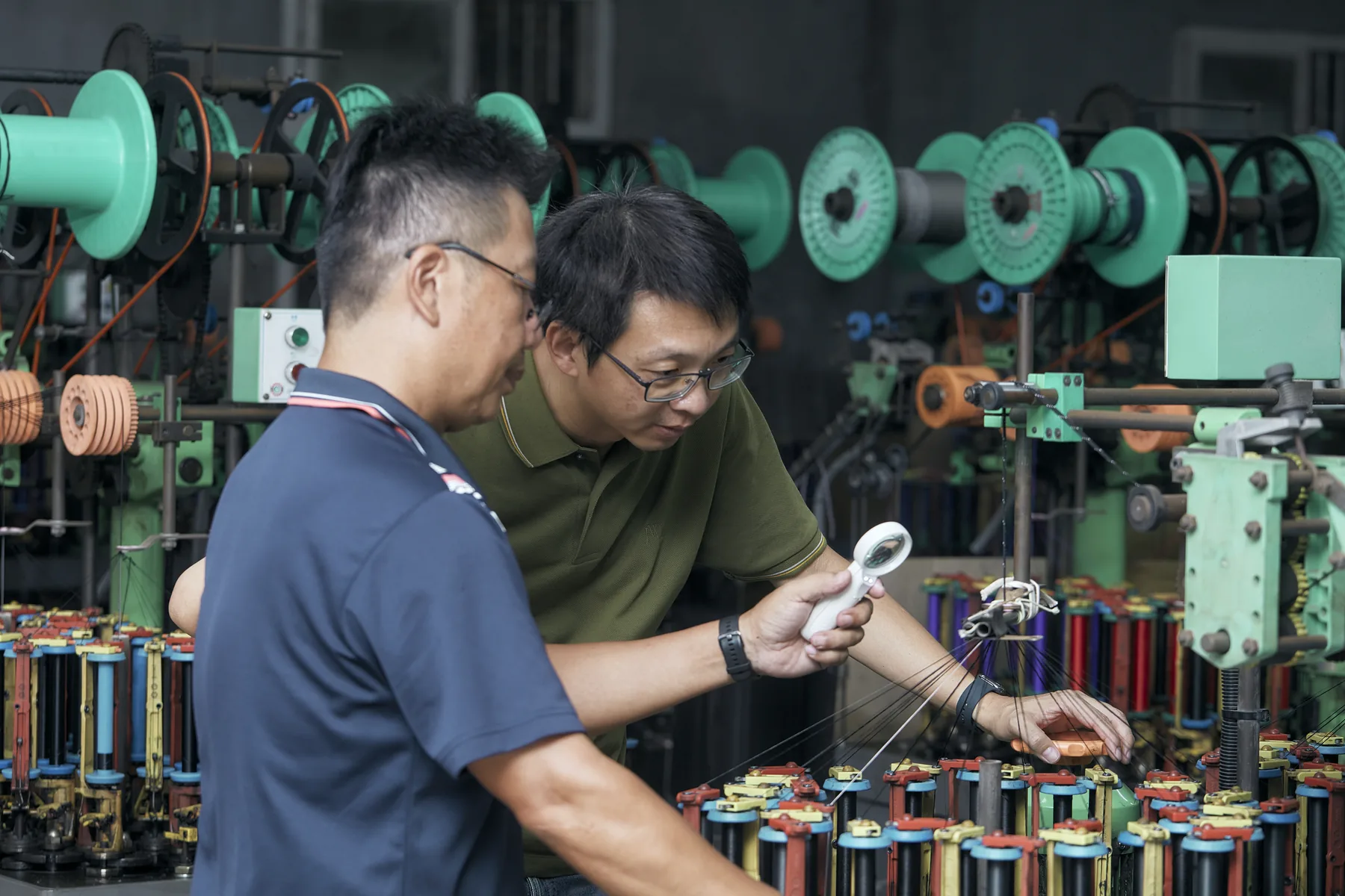 與在地廠家共同檢視織帶品質